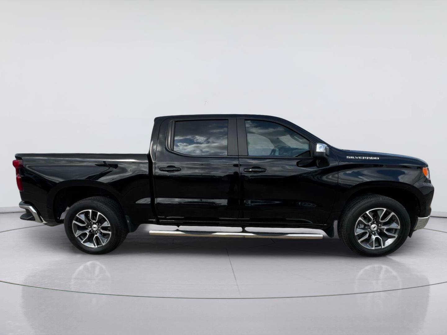 Used 2024 Chevrolet Silverado 1500 LT w/ Convenience Package II RWD image 2