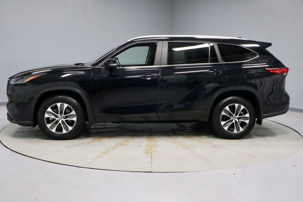 Used 2023 Toyota Highlander XLE AWD/4WD image 2