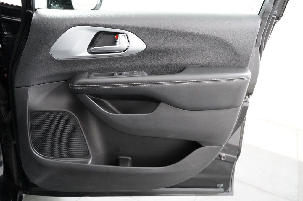 Used 2020 Chrysler Pacifica Touring-L w/ S Appearance Package FWD image 29