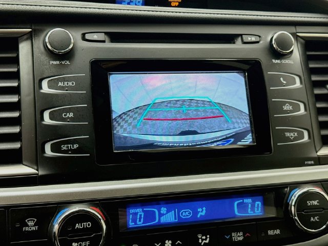 Used 2019 Toyota Highlander LE AWD/4WD image 13