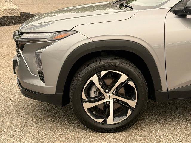 Used 2025 Chevrolet Trax RS FWD image 22