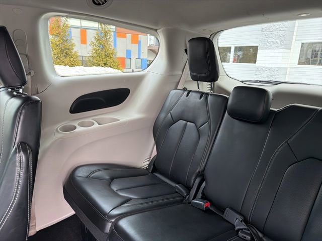 Used 2023 Chrysler Pacifica Touring-L image 32