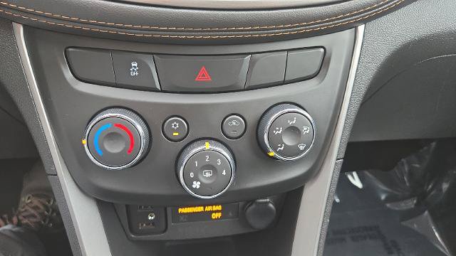 Used 2022 Chevrolet Trax LT w/ LT Convenience Package AWD/4WD image 16