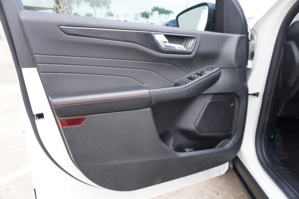 Certified 2022 Ford Escape SEL w/ SEL Stealth AWD Package image 9