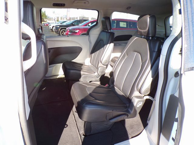 Used 2024 Chrysler Pacifica Touring-L FWD image 10