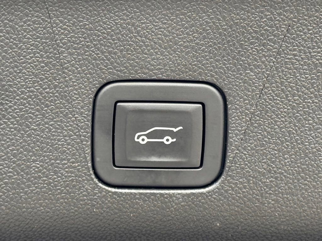 Used 2025 Chevrolet Suburban RST image 14