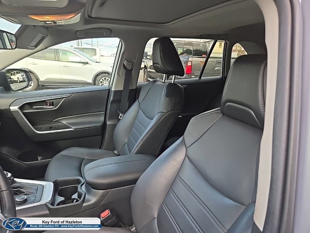 Used 2021 Toyota RAV4 XLE Premium AWD/4WD image 31