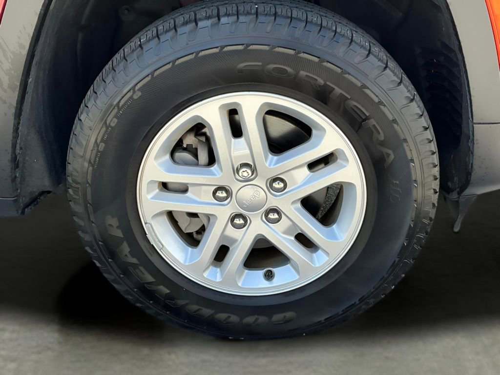 Used 2025 Jeep Grand Cherokee Laredo w/ Trailer Tow Package image 16