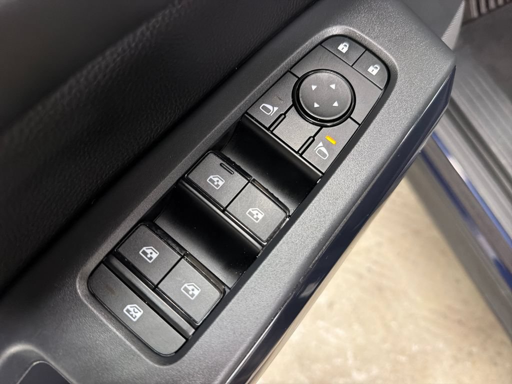 Used 2025 Nissan Pathfinder SV FWD image 17