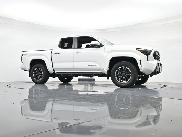 Used 2024 Toyota Tacoma TRD Sport AWD/4WD image 31