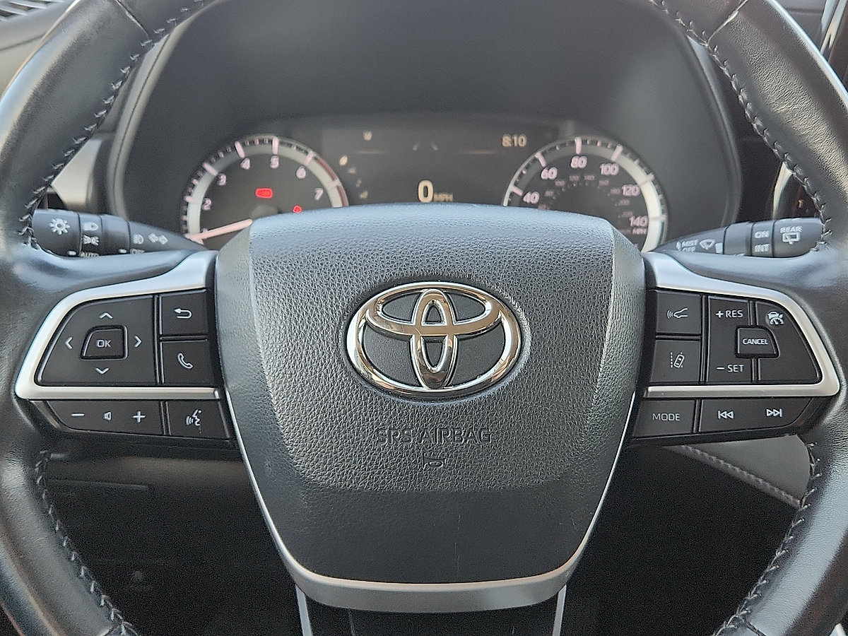 Used 2024 Toyota Highlander LE AWD/4WD image 12
