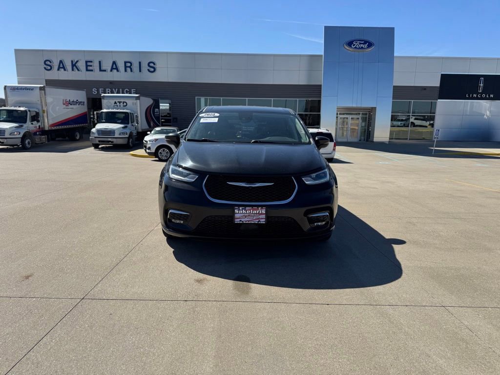 Used 2023 Chrysler Pacifica Touring-L image 8