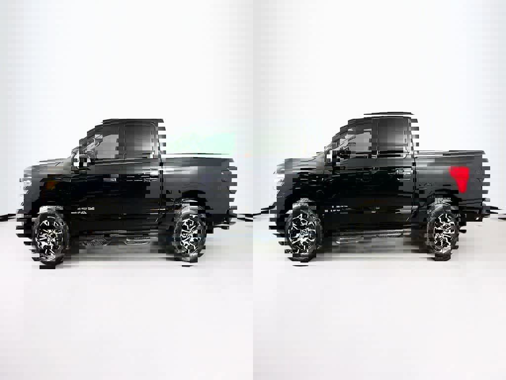 Used 2024 Nissan Titan SV w/ SV Convenience Package image 2