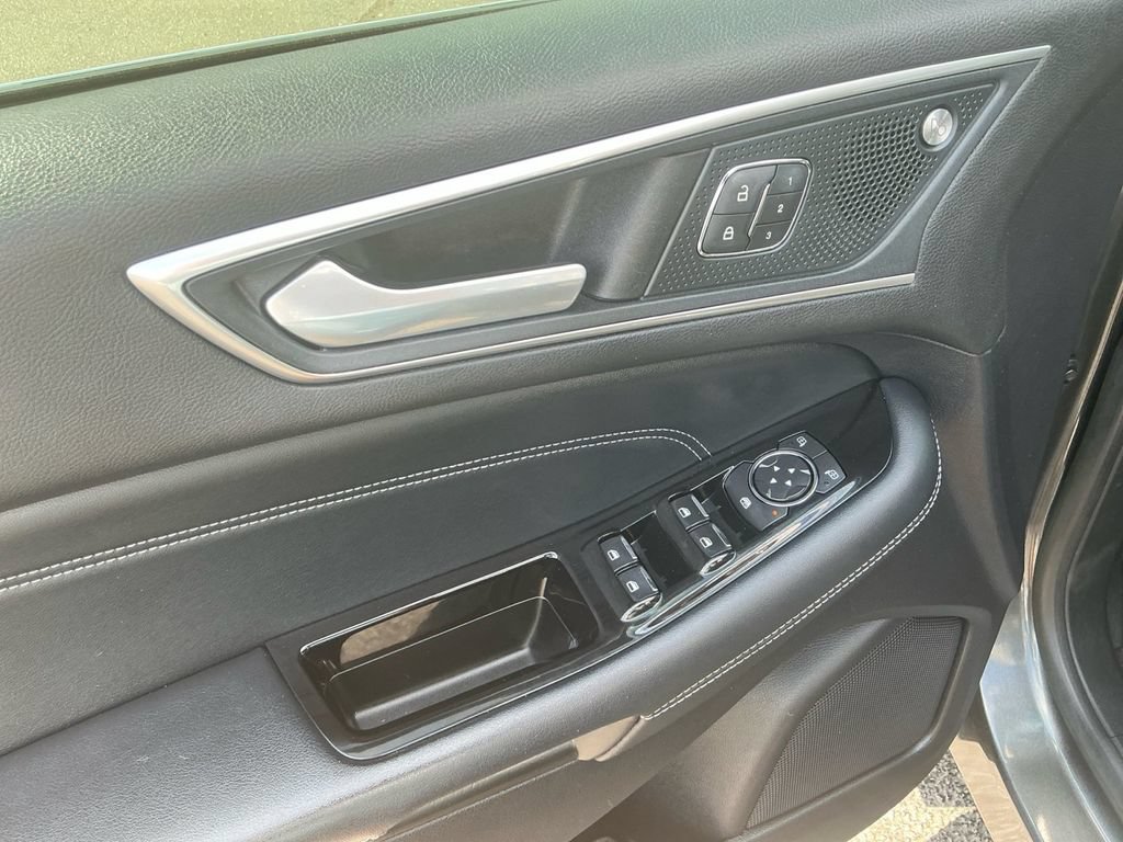 Certified 2019 Ford Edge Titanium w/ Equipment Group 301A FWD image 16