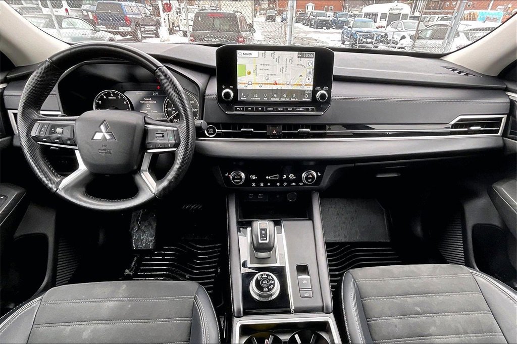 Used 2024 Mitsubishi Outlander SE image 13