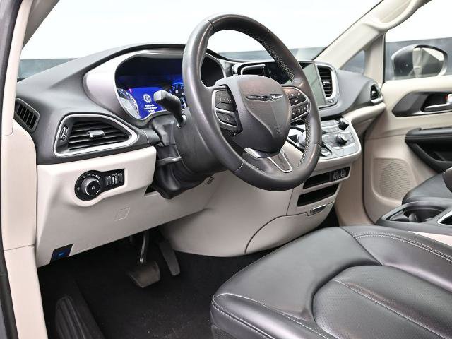 Used 2023 Chrysler Pacifica Touring-L image 16