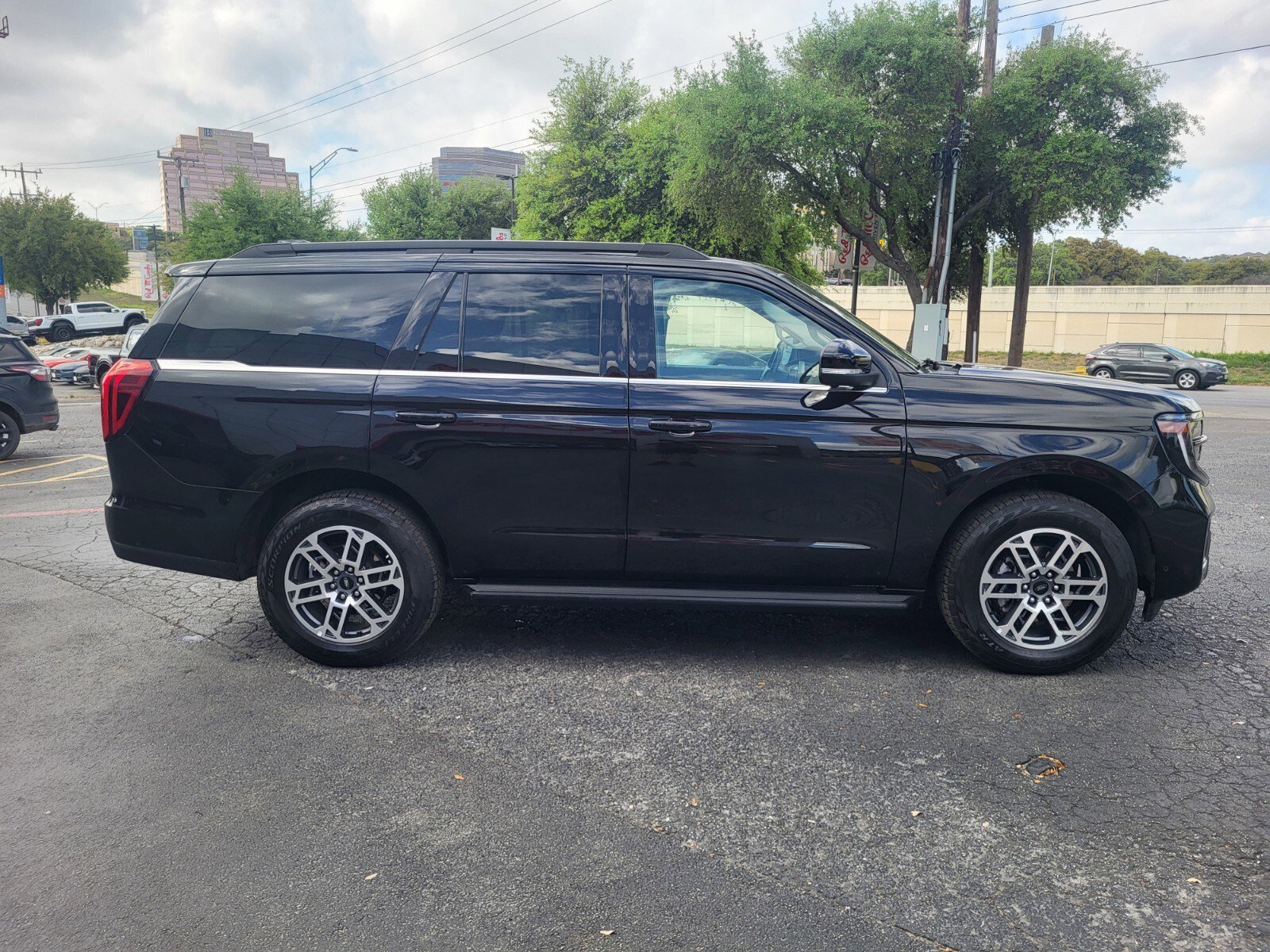 Certified 2025 Ford Expedition Active image 2