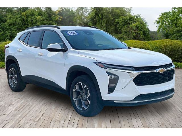Used 2025 Chevrolet Trax LT w/ LT Convenience Package FWD image 3