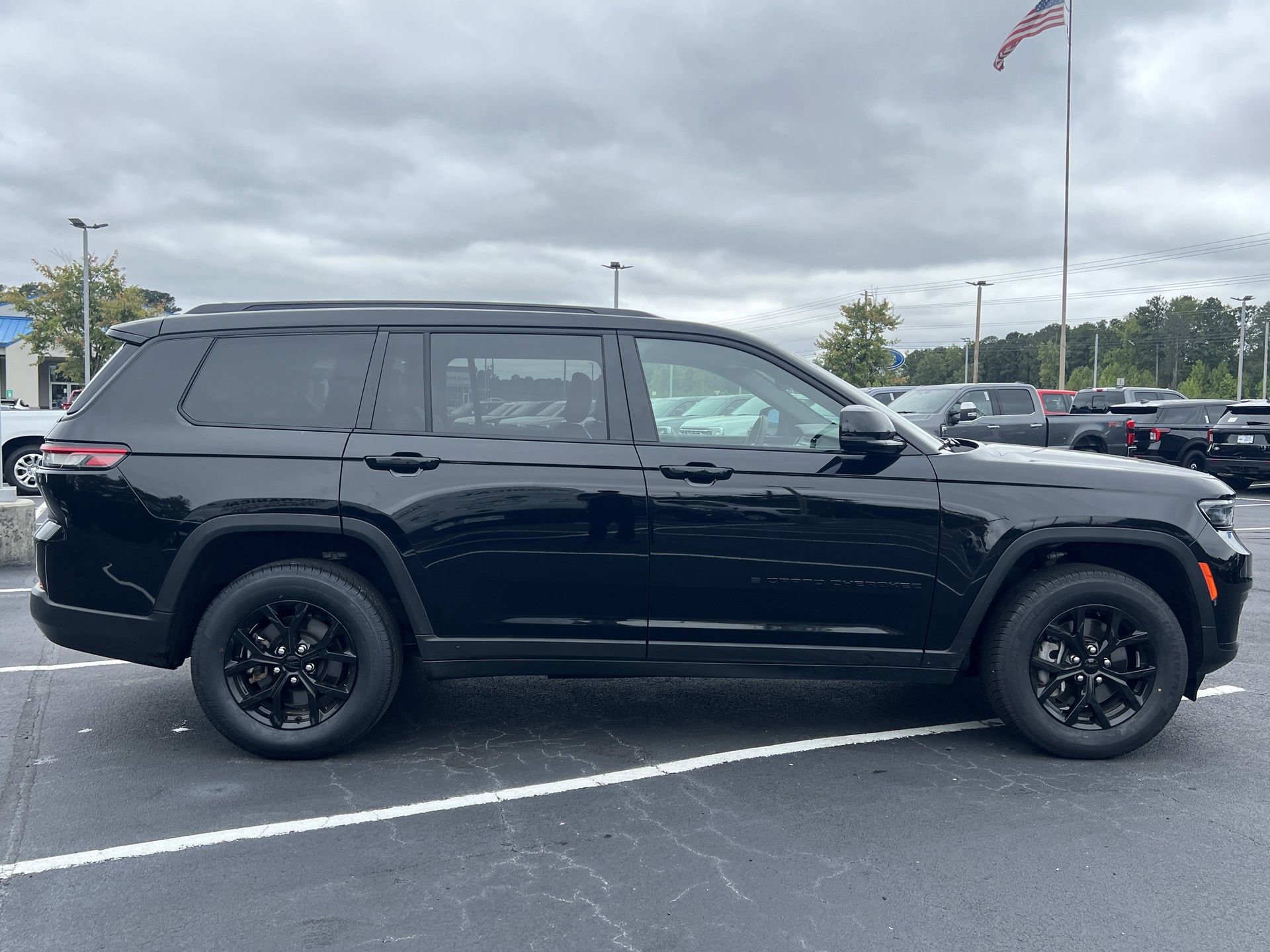 Used 2024 Jeep Grand Cherokee L Altitude image 2