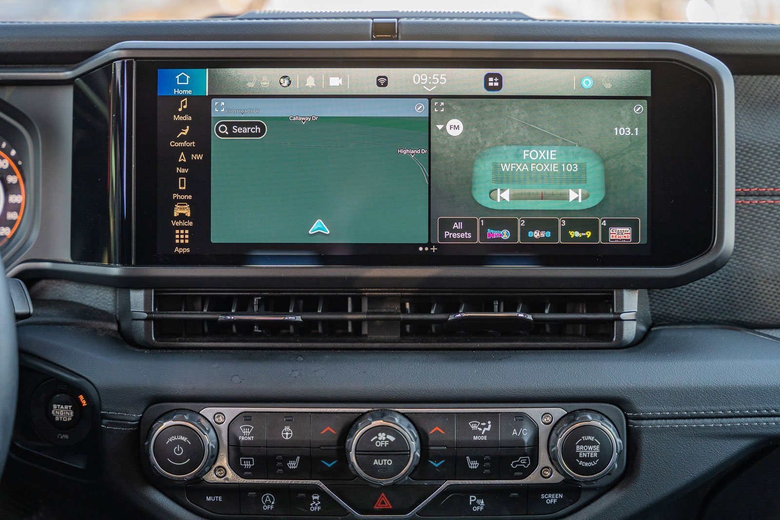 Used 2024 Jeep Wrangler Unlimited Rubicon w/ Technology Group image 36