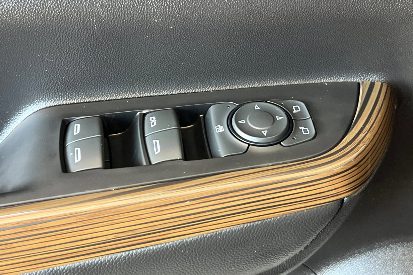 Used 2023 GMC Acadia SLE w/ Driver Convenience Package image 11