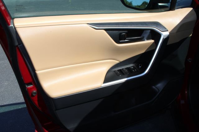 Used 2019 Toyota RAV4 LE w/ Carpet Mat Package AWD/4WD image 11