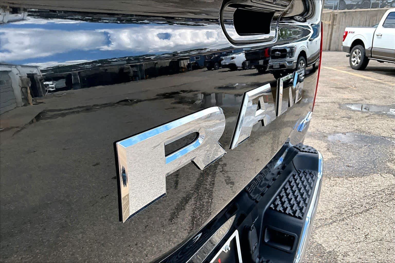 Used 2025 RAM 1500 Laramie w/ Off Road Group AWD/4WD image 31