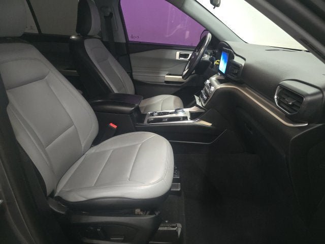 Certified 2021 Ford Explorer XLT w/ Equipment Group 202A AWD/4WD image 3