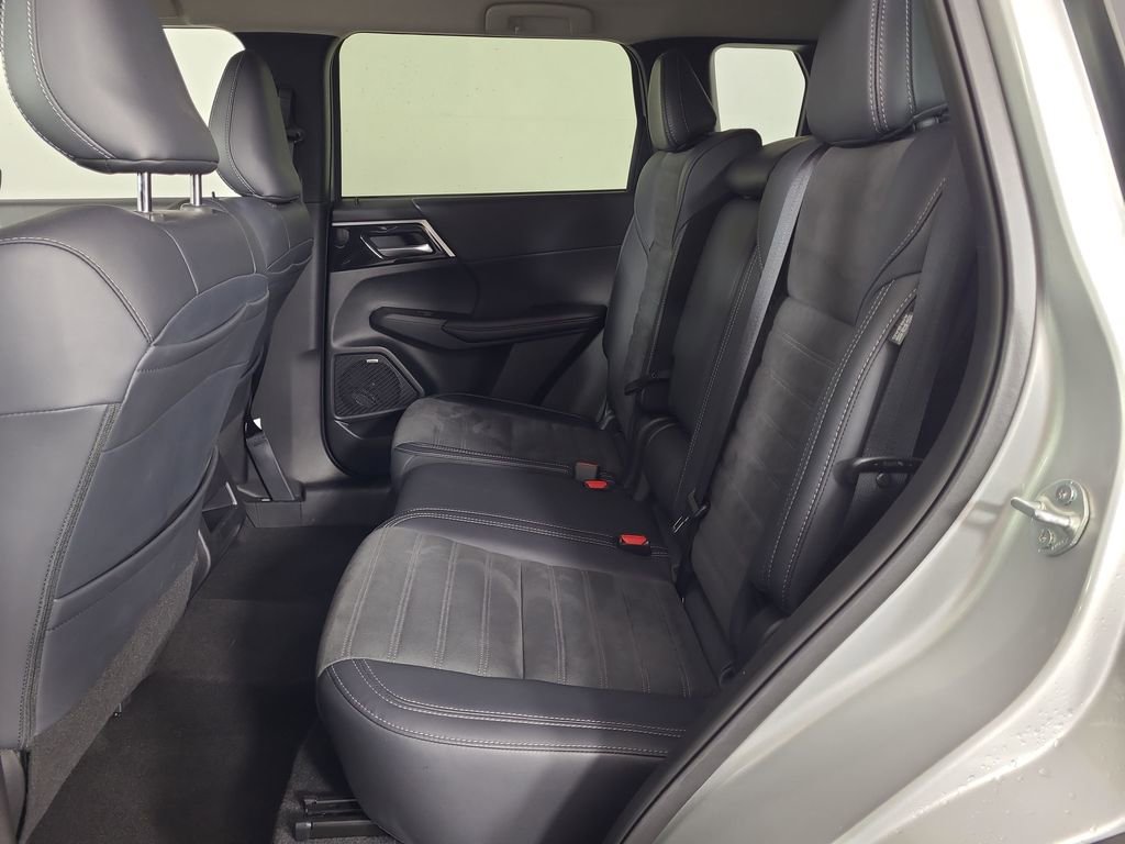 Used 2025 Mitsubishi Outlander AWD image 20