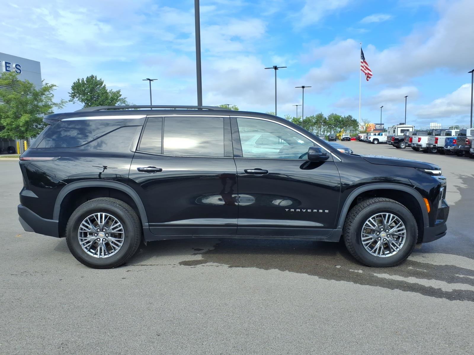 Used 2025 Chevrolet Traverse LT FWD image 2