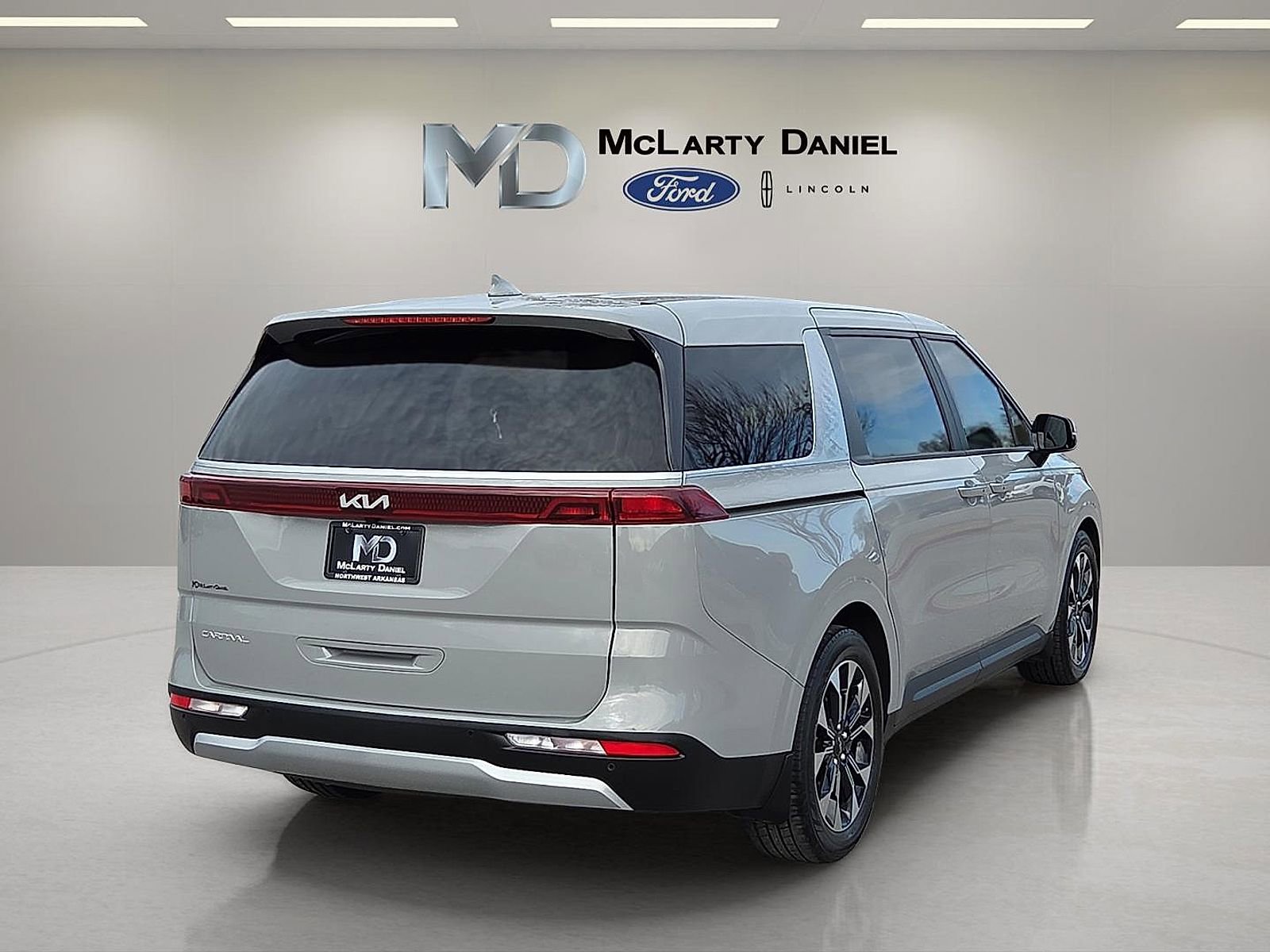 Used 2023 Kia Carnival EX image 5