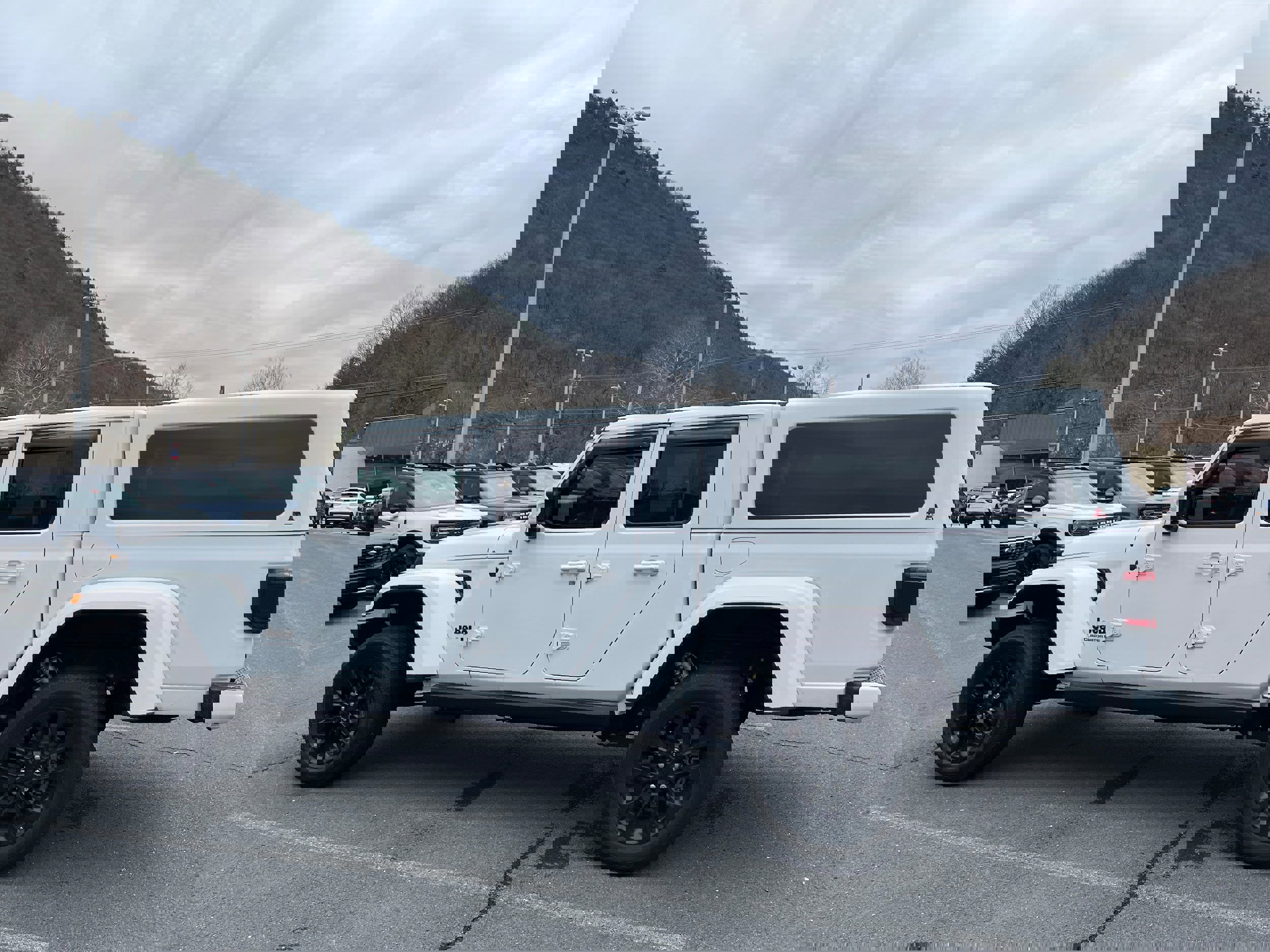 Used 2023 Jeep Gladiator Overland image 3