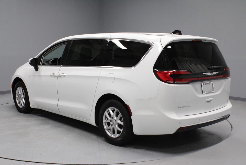 Used 2023 Chrysler Pacifica Touring-L FWD image 9