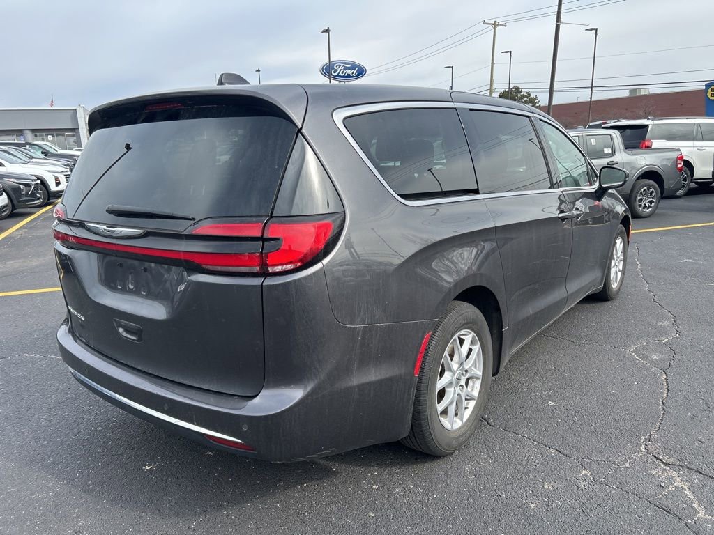Used 2023 Chrysler Pacifica Touring-L FWD image 5