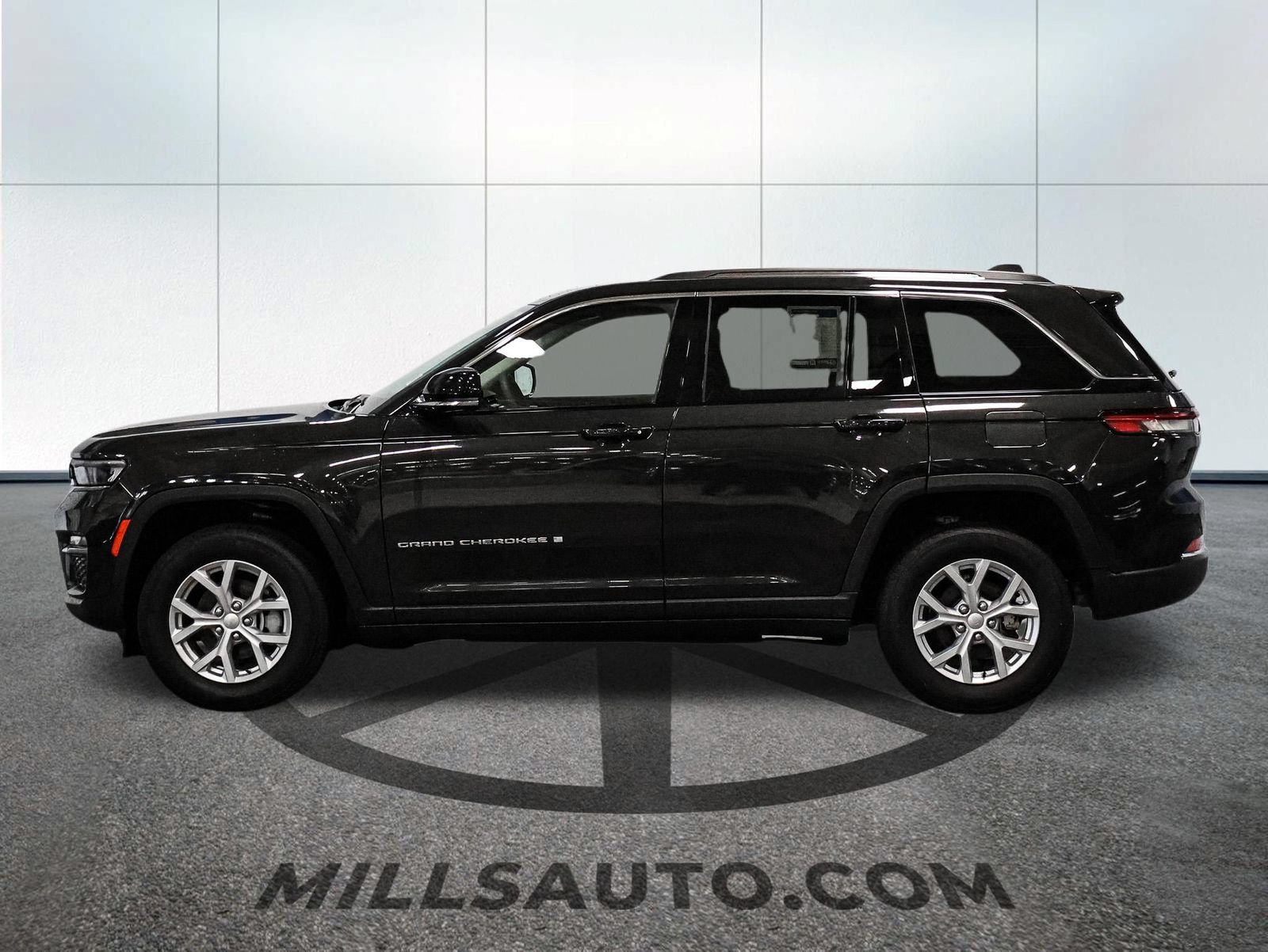 Used 2023 Jeep Grand Cherokee Limited AWD/4WD image 3