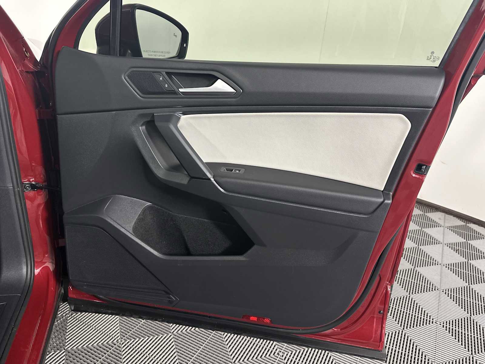 Used 2019 Volkswagen Tiguan SE w/ Panoramic Sunroof Package FWD image 17