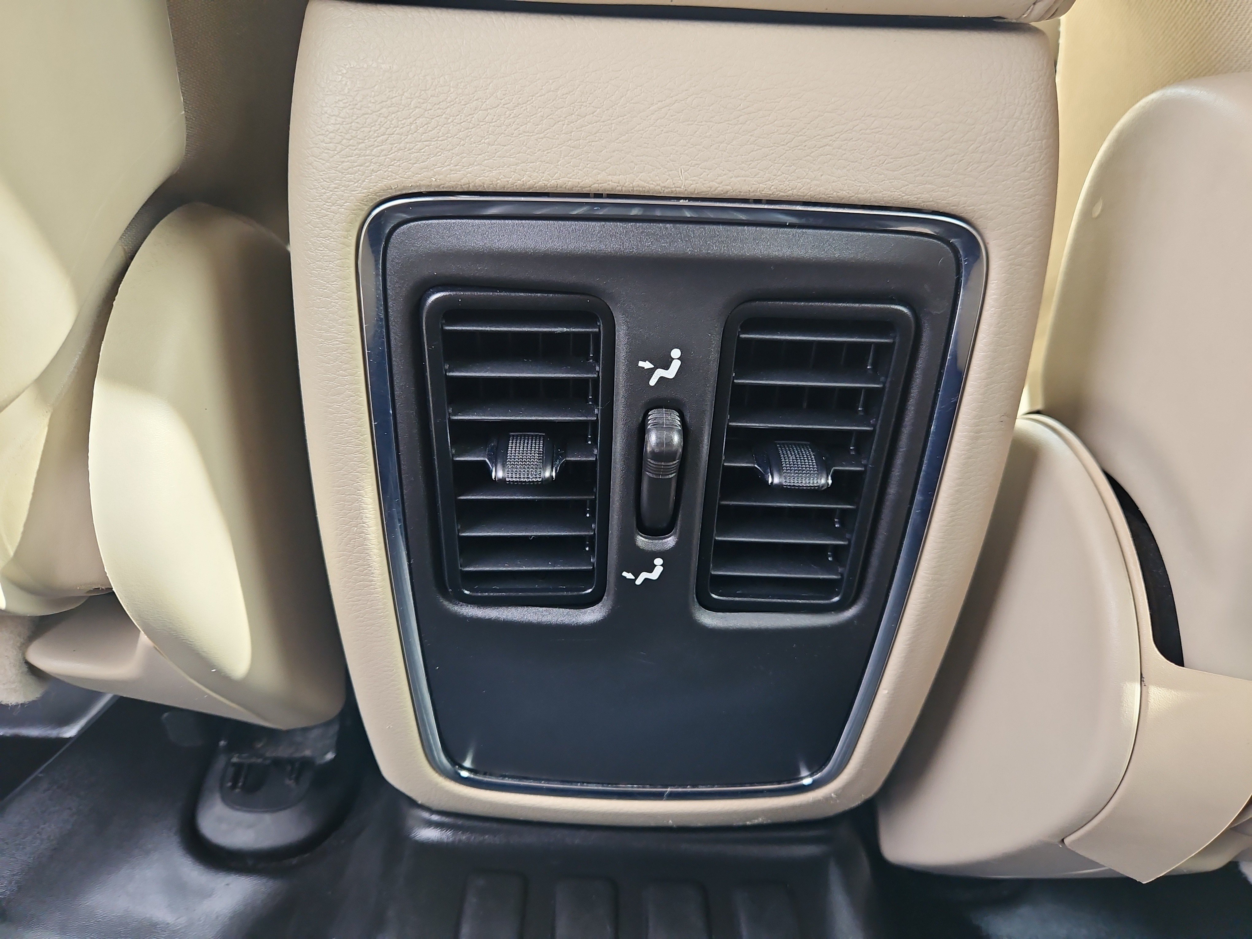 Used 2022 Jeep Grand Cherokee Laredo E AWD/4WD image 12
