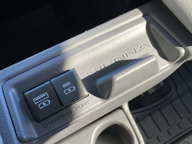 Used 2022 Toyota Sienna XLE image 34