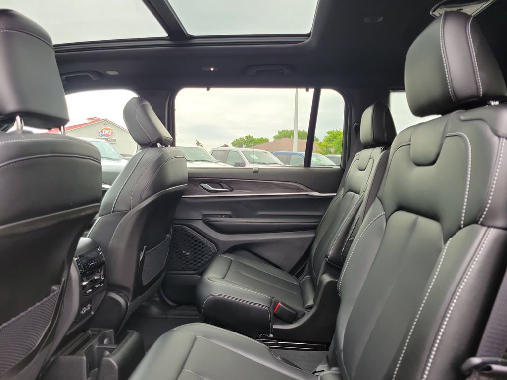 Used 2024 Jeep Grand Cherokee L Limited w/ Luxury Tech Group II AWD/4WD image 14