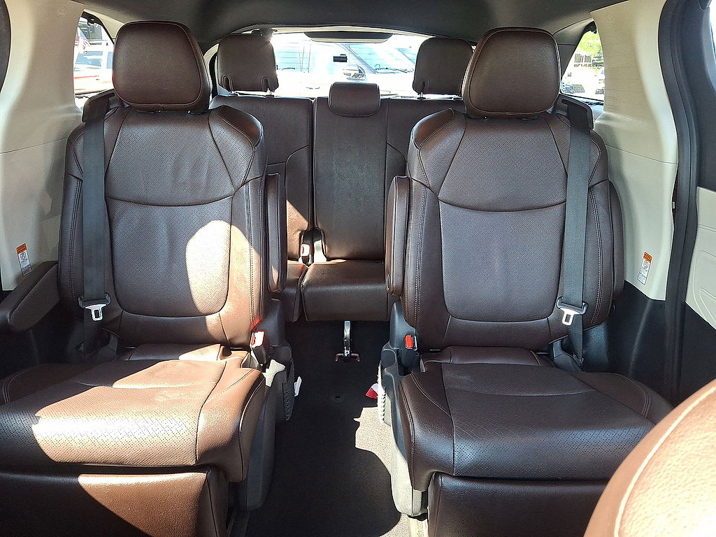 Used 2023 Toyota Sienna Platinum AWD/4WD image 13
