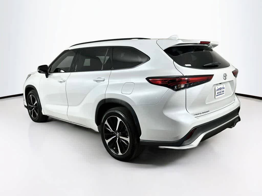 Used 2022 Toyota Highlander XSE FWD image 4