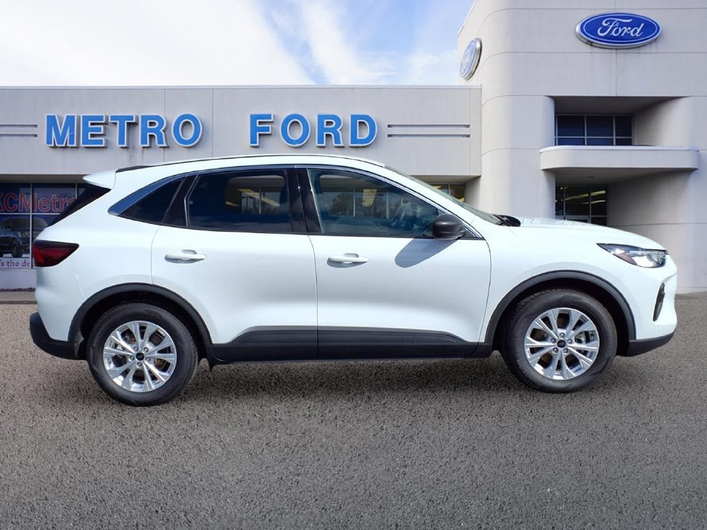 Certified 2024 Ford Escape Active FWD image 2