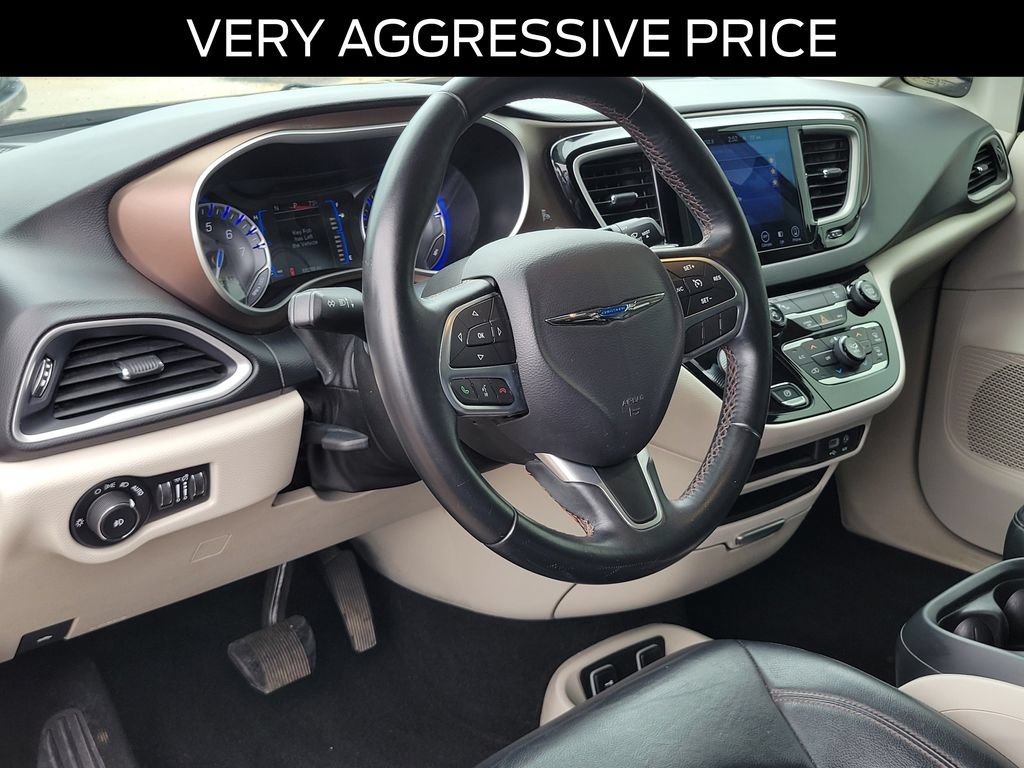 Used 2017 Chrysler Pacifica Touring-L FWD image 18