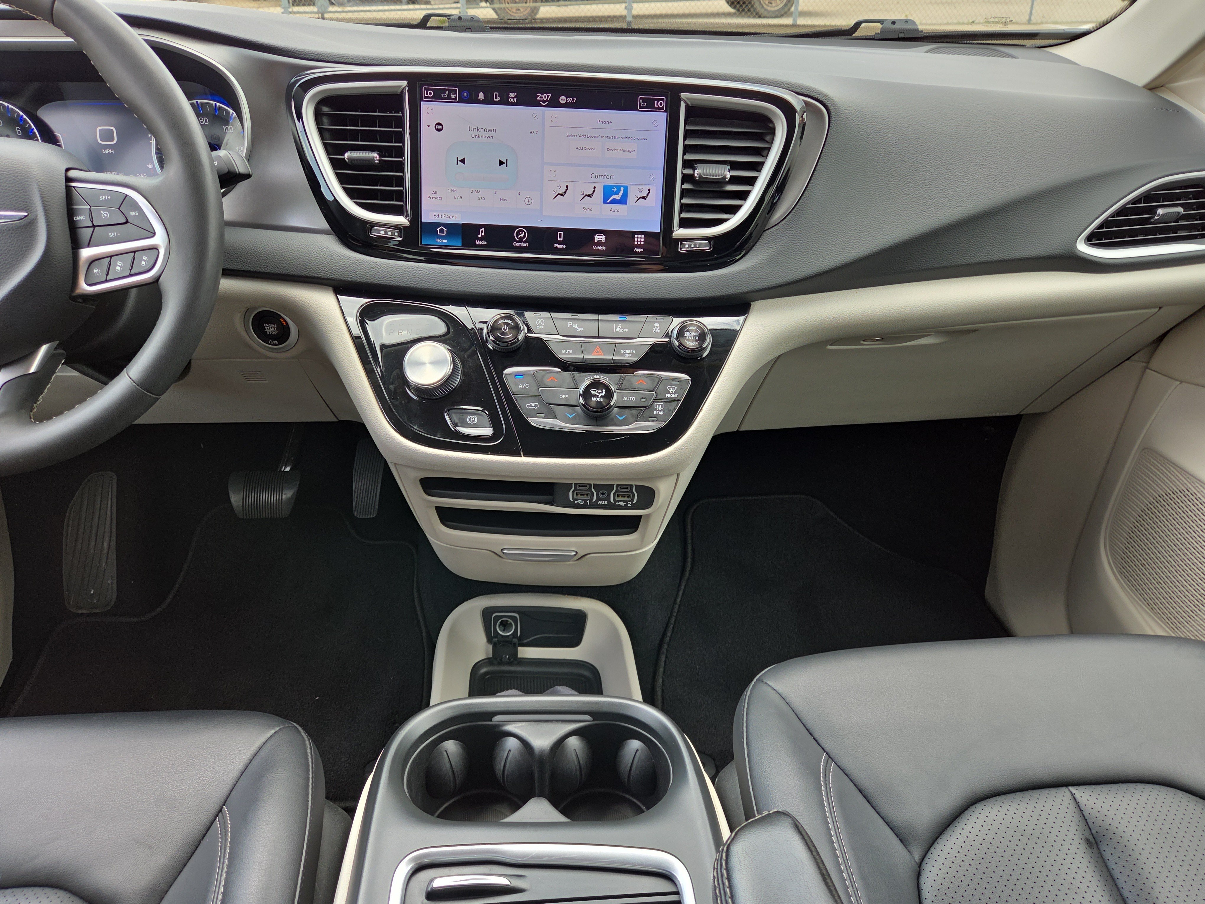 Used 2024 Chrysler Pacifica Touring-L FWD image 25