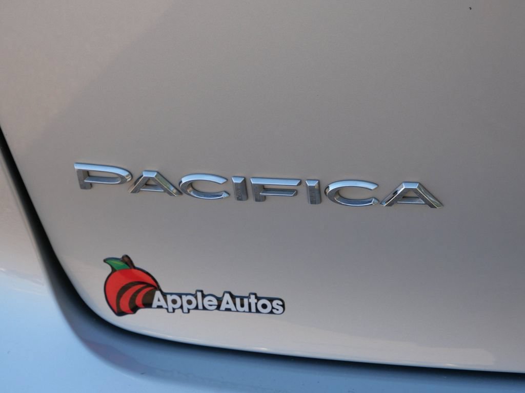 Used 2024 Chrysler Pacifica Touring-L FWD image 8