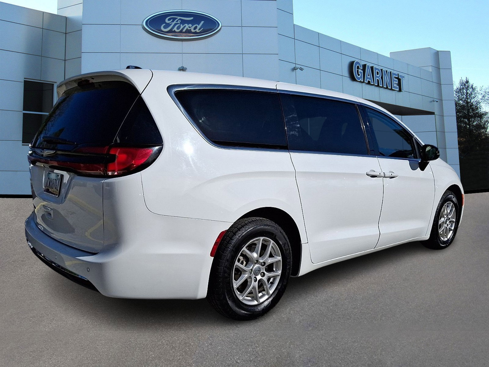 Used 2024 Chrysler Pacifica Touring-L image 4