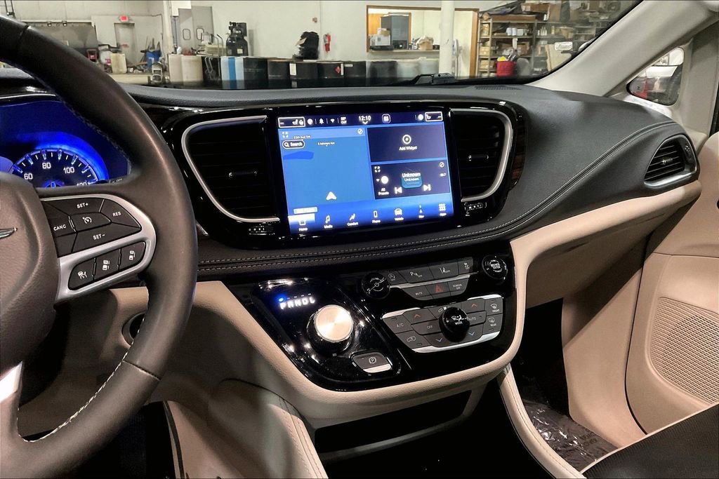 Used 2023 Chrysler Pacifica Limited image 8