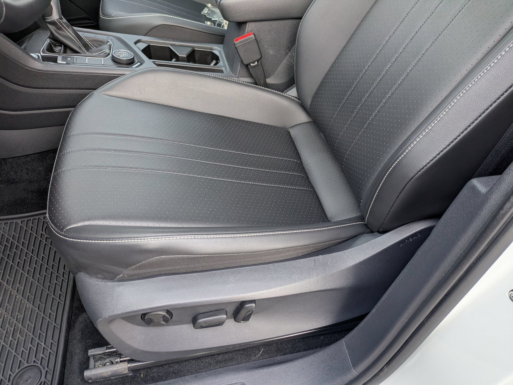 Used 2024 Volkswagen Tiguan SE w/ Panoramic Sunroof Package AWD/4WD image 13