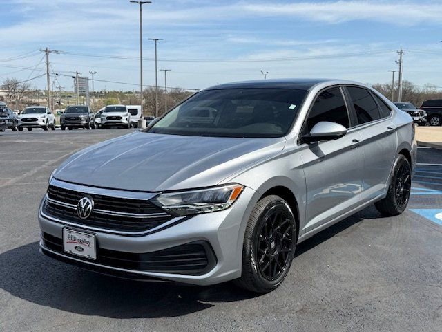 Used 2023 Volkswagen Jetta SE w/ Panoramic Sunroof Package image 4