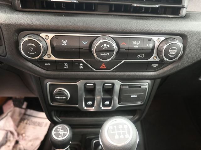 Used 2025 Jeep Wrangler Sport AWD/4WD image 9